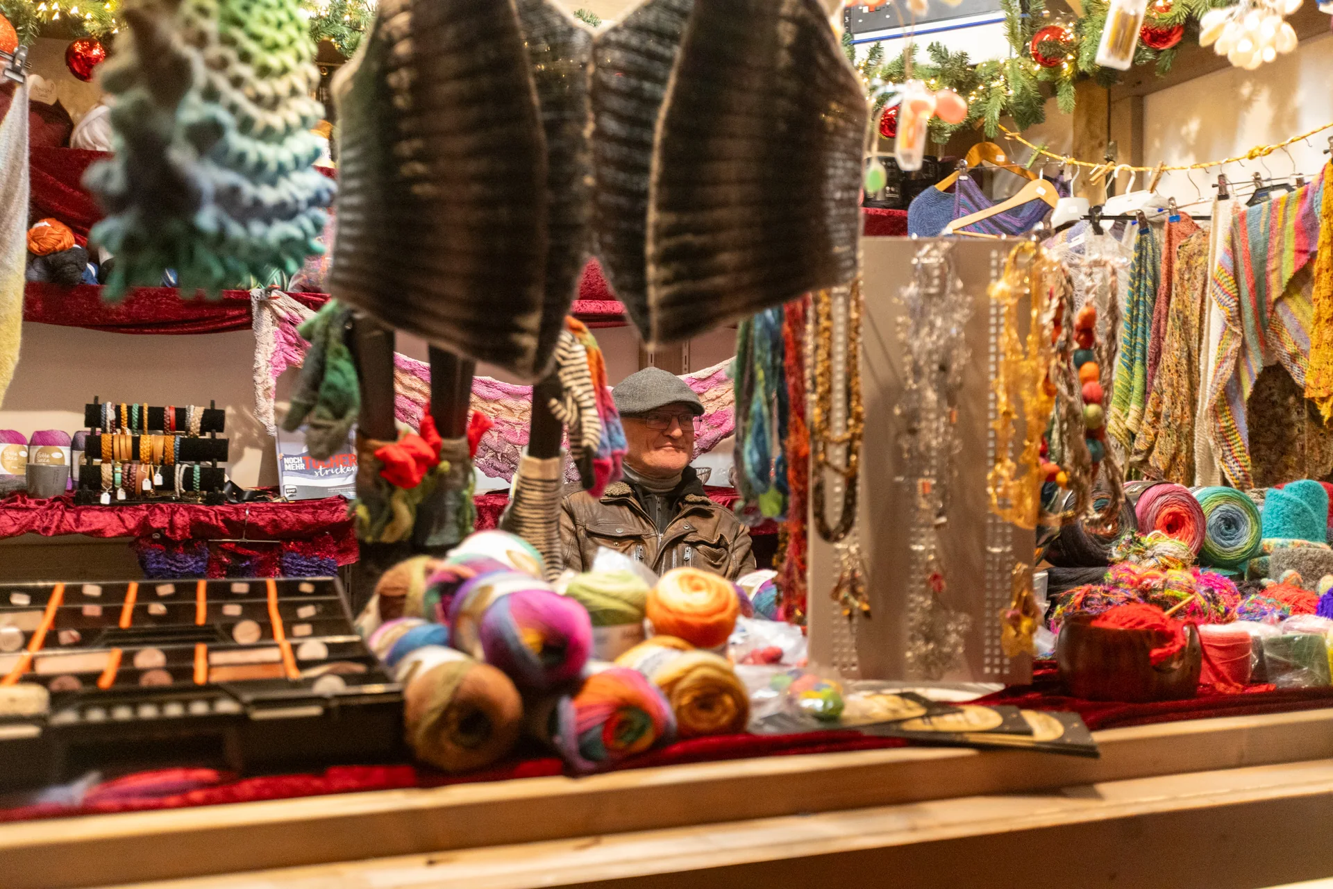 Wollwaren und Schmuck vom Weihnachtsmarkt Handgefertigte Wollwaren und Schmuck an einem Weihnachtsmarktstand.